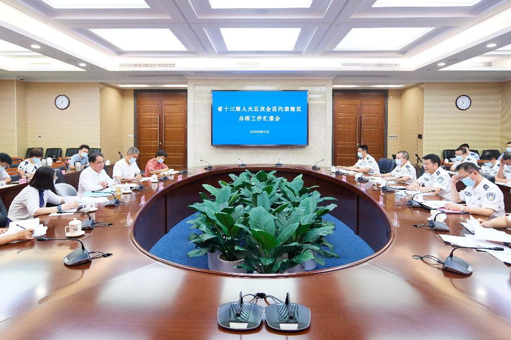 9月22日，叶贞琴同志带队到省公安厅开展代表建议办理检查工作.jpg